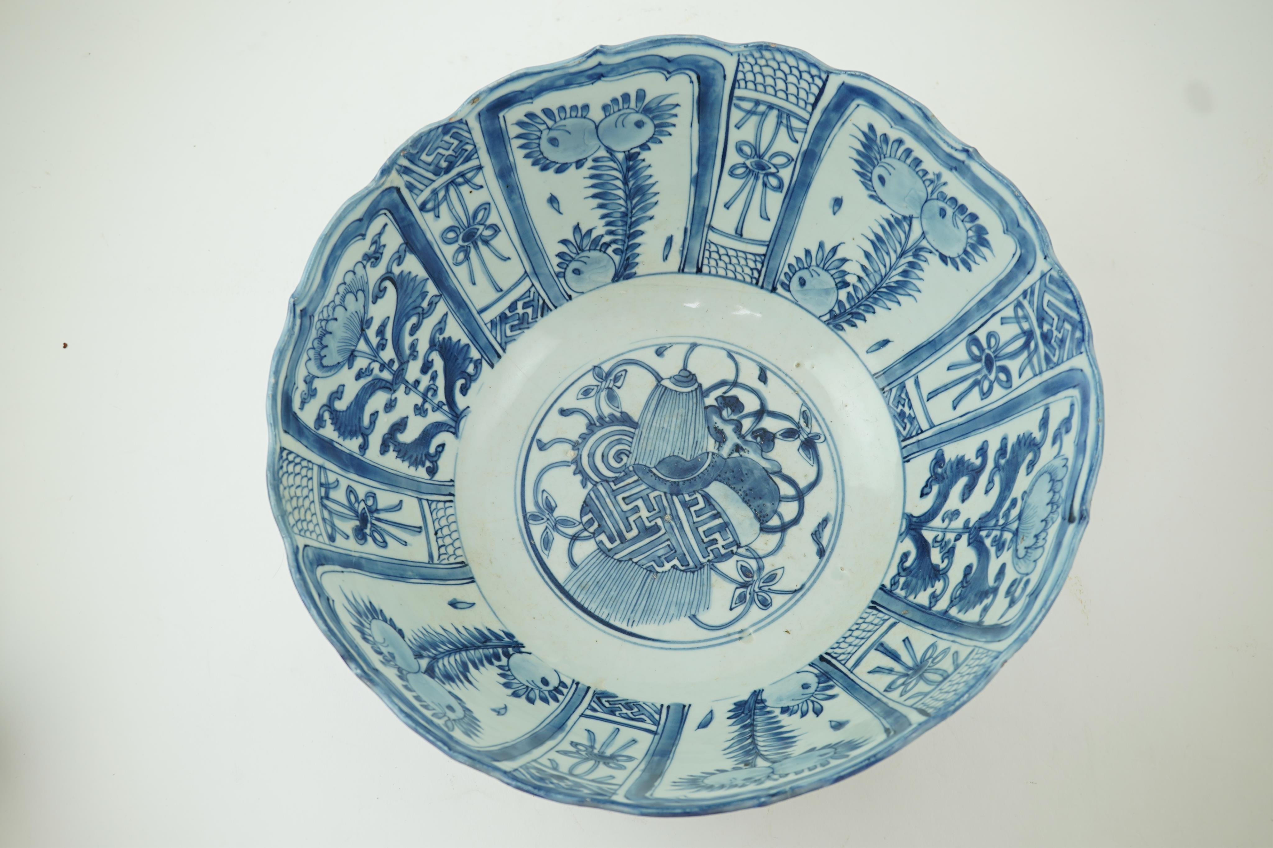 A large Chinese Ming blue and white ’kraak’ bowl, Wanli period (1572-1620)